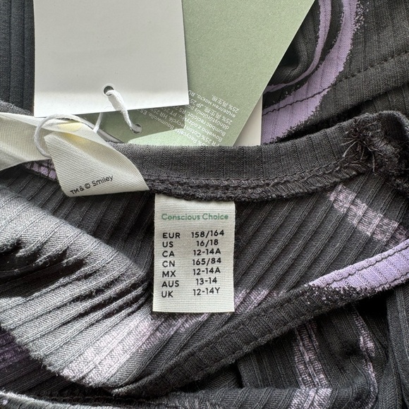 H & M Smiley World Smiles Tank and Biker Shorts - Picture 9 of 11